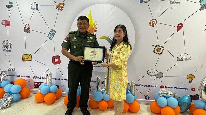 Kapendam XII/Tpr Kolonel Arm Fajar Catur Prasetyo, S.E., M.M (kiri) memberikan piagam penghargaan kepada Tribun Pontianak yang diterima langsung oleh GM Business Tribun Pontianak Julia Lorrains (kanan) atas Partisipasi dan Kontribusi dalam mempublikasikan pemberitaan Kodam XII/Tanjungpura.
