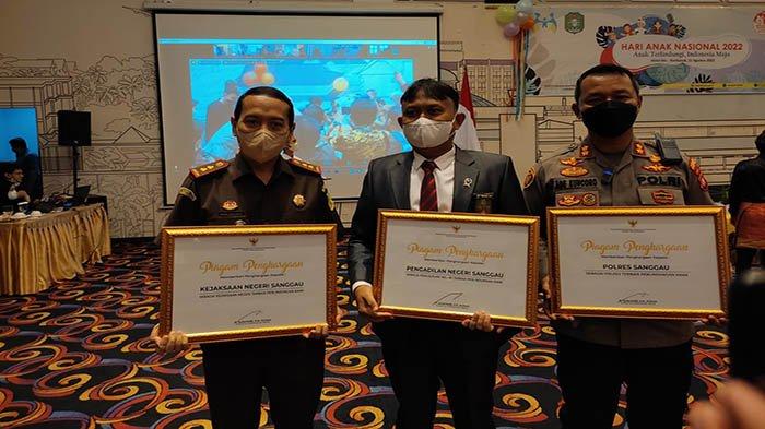 Kapolres Sanggau, AKBP Ade Kuncoro Ridwan, Kajari Sanggau, Anton Rudiyanto dan Ketua PN Sanggau, Haklainul Dunggio saat foto bersama usai menerima penghargaan KPPAD award tahun 2022 di Ballroom Hotel Ibis Pontianak, Kalbar, Kamis 11 Agustus 2022.