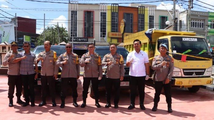 Kapolres Sanggau AKBP Suparno Agus Candra Kusumah dan Waka Polres Sanggau Kompol Yafet Efraim Patabang beserta Kasat Reskrim Polres Sanggau AKP Indrawan Wira Saputra dan PJU Polres Sanggau lainnya saat foto bersama di depan tiga unit mobil di halaman Mapolres Sanggau, Sabtu 30 Desember 2023.