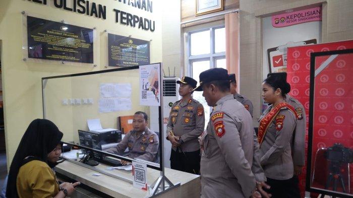 Singkawang AKBP Fatchur Rochman,S.I.K., M.I.K. mengecek sarana, prasarana di Ruang Pelayanan Publik, dan Melihat secara langsung kinerja anggota, untuk memastikan pelayanan Publik Polres Singkawang kepada masyarakat berjalan dengan baik, Senin 19 Agustus 2024 