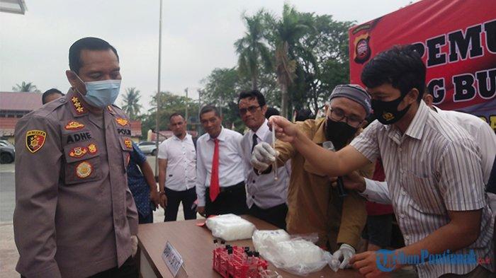 Kapolresta Pontianak Kombespol Adhe Hariadi saat melihat proses pengujian barang bukti narkoba yang akan dimusnahkan menggunakan mesin incenerator,  Selasa 22 Agustus 2023.