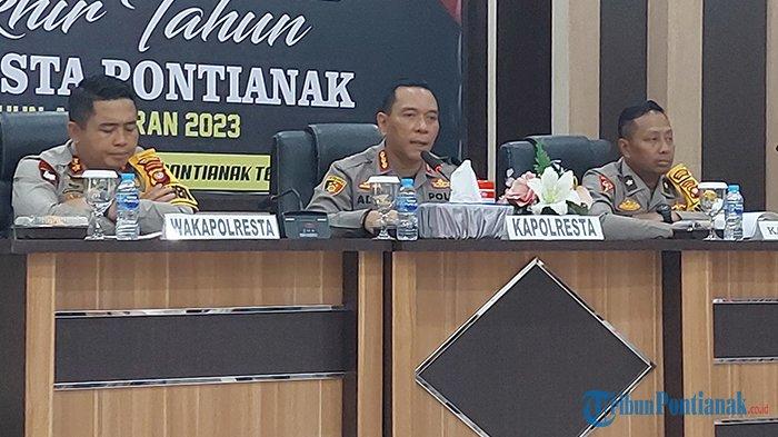 Kapolresta Pontianak Kombespol Adhe Hariadi (tengah) saat memimpin konfrensi pers di Polresta Pontianak, 28 Desember 2023.
