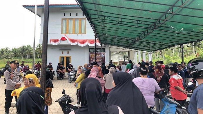 Kapolsek Mempawah Timur Iptu Andrianto turut mengamankan jalannya penyampaian aspirasi Puluhan warga ke BPD Desa Pasir Panjang, Kecamatan Mempawah Timur, Kabupaten Mempawah, Kalimantan Barat, kepada, Rabu 7 Februari 2024.
