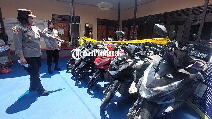 Kapolsek Pontianak Selatan AKP Dumaria Silalahi saat menunjukkan barang bukti sepeda motor yang didapatkan dari pelaku Curanmor, senin 20 November 2023.