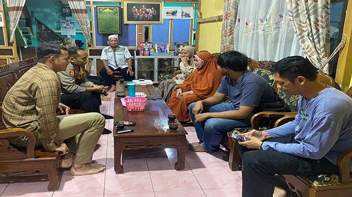 Kapolsek Sungai Pinyuh AKP Rismanto Ginting bersama Kasat Intelkam Polres Mempawah AKP Reynaldi Guzel dan Kanit I Sat Intelkam Polres Mempawah Ipda Supriyadi saat sambangi kediaman petugas PPS desa Sui Bakau Besar Laut kec Sui Pinyuh yang sakit untuk monitor dan serahkan bansos pada Sabtu 24 Februari 2024 pukul 21.30 WIB.
