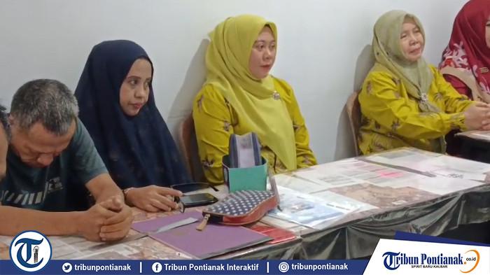 PERTEMUAN GURU DAN WALI MURID - Kasus viral murid MTs di Kubu Raya tak bayar LKS di videokan hingga menangis di kelas, kini sudah dalam tahap mediasi. Bupati Sujiwo bertemu langsung kedua belah pihak dan mendengarkan langsung duduk persoalannya.