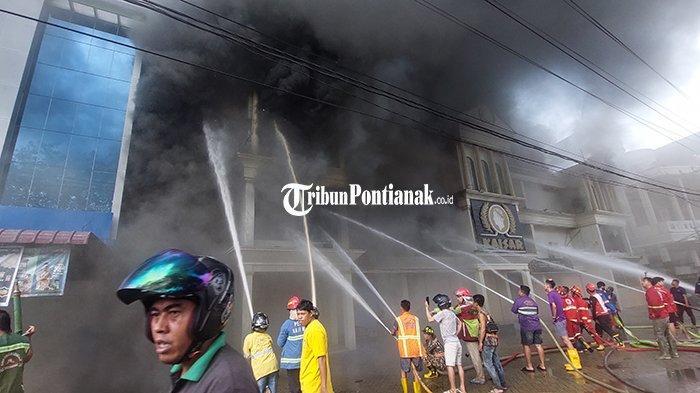 Kebakaran Supermarket Kaisar Siantan di jalan Gusti Situt Mahmud, pada Rabu 27 Maret 2024.