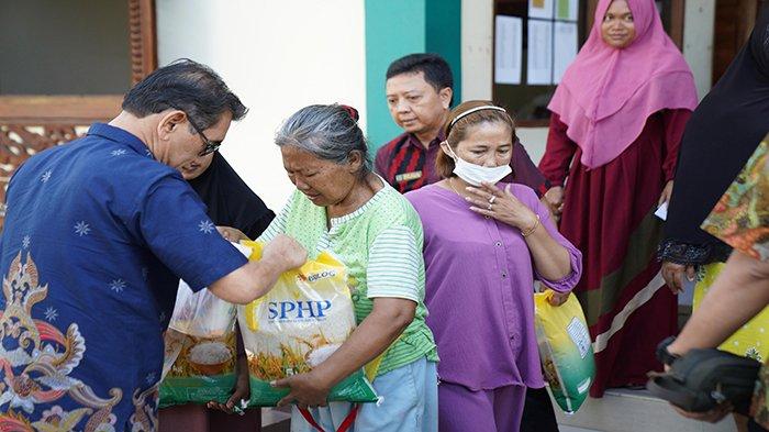 Kecamatan Pontianak Utara tepatnya Kantor Lurah Batu Layang Kecamatan Pontianak Utara menjadi pembuka dimulainya operasi pasar Jumat 1 Maret 2024.