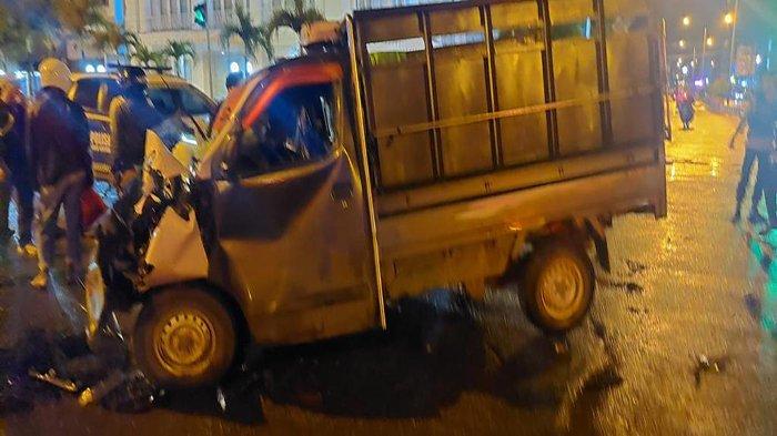 Kecelakaan antara Dum Truk dan Mobil Pick Up di Simpang 4 Hotel Garuda Pontianak, Selasa  11 Juli 2023.