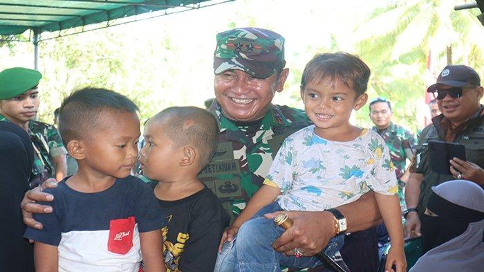 Kedekatan Pangdam XII/TPR Mayjen TNI Iwan Setiawan kepada masyarakat dan anak-anak saat tiba di Kelurahan Tengah, Kecamatan Mempawah Hilir, Kabupaten Mempawah, Kamis 13 Juli 2023.