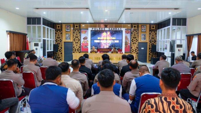 SUPERVISI KEHUMASAN - Bidhumas Polda Kalimantan Barat melaksanakan kegiatan supervisi kehumasan di Polres Sambas, Jumat 4 Juli 2025. Kegiatan ini dipimpin langsung oleh Kabidhumas Polda Kalbar, dihadiri langsung oleh Kapolres Sambas dan pejabat humas dari Polres Bengkayang, Polres Singkawang, serta Polres Mempawah.