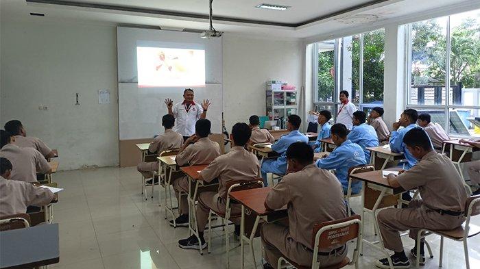 Kelas industri Mayora Academy bagi siswa kelas X SMK SMTI Pontianak secara resmi dibuka pada Kamis 16 November 2023. Mayora Academy merupakan Program Kelas Industri yang terselenggara atas kerja sama antara SMK SMTI Pontianak dengan PT Mayora Indah Tbk.