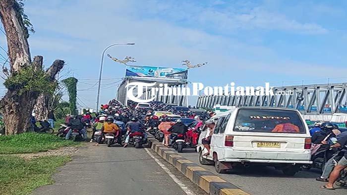 Kemacetan panjang di Jembatan Kapuas 1 Pontianak pada Senin 23 Oktober 2023 pagi.