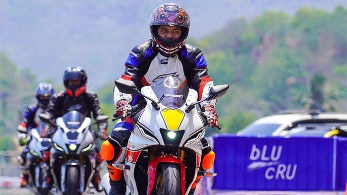 Kemeriahan event Shell bLU cRU Yamaha Endurance Festival 2023 tidak hanya diisi dengan kompetisi balapan di Mandalika International Circuit, tapi juga agenda aktivitas lainnya yang diikuti oleh konsumen dan komunitas.