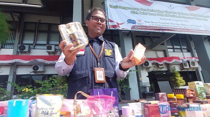 Kepala BBPOM di Pontianak Fauzi Ferdiansyah saat menunjukkan hasil pengungkapan BBPOM selama tahun 2023. Selasa 8 Agustus 2023.