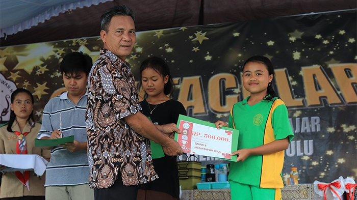 Kepala Sekolah SMK Negeri 1 Mempawah Hulu memberikan hadiah kepada pemenang Ekspresi Gaya Pelajar (EGP) Spectaculer 2.