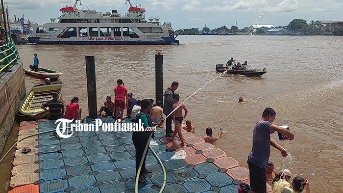 Keseruan tradisi Mandi Peh Cun di Sungai Kapuas pada peringatan Hari Bak Cang di Kota Pontianak,senin  10 Juni 2024.