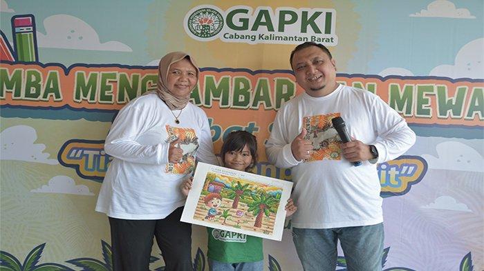 Ketua Cabang & Ketua Bidang Media & Informatika Gapki Cabang Kalimantan Barat Bersama salah satu peserta lomba mewarnai shabat sawit