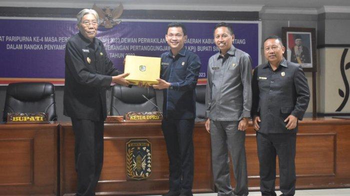Ketua DPRD Kabupaten Sintang, Florensius Ronny memimpin Rapat Paripurna ke-4 Masa Persidangan tahun 2023 dalam rangka penyampaian Laporan Keterangan Pertanggungjawaban (LKPJ) Bupati sintang 2022 di ruang sidang kantor DPRD Sintang, Senin 3 April 2023 pagi. Cek perolehan Suara Ketiga Pimpinan DPRD Sintang 2019-2024 di Pemilu 2024 dalam artikel ini