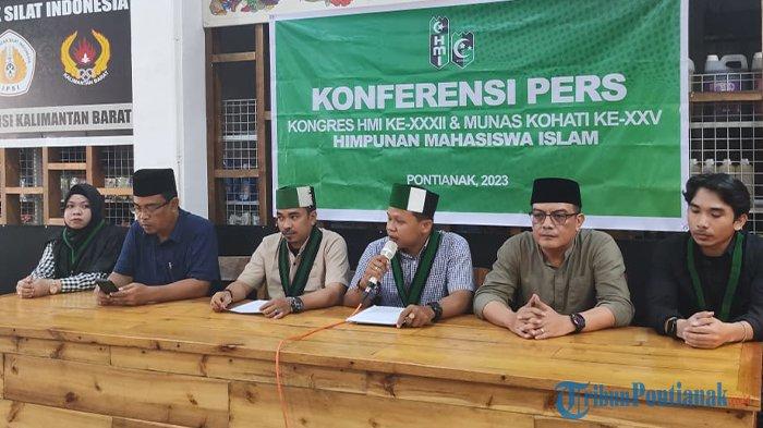 Ketua Panitia Lokal (Panlok) Kongres HMI ke XXXII Abdul Muiz dan jajaran beserta Ketua Majelis Wilayah Korps Alumni HMI (HMI) Kalbar Isnaini dan Koordinator Tim Asistensi Panlok Kongres HMI ke XXXII Subhan Noviar saat konferensi pers di Giat Coffe Jl Purnama, Pontianak Selatan, Minggu 27 Agustus 2023 sore.