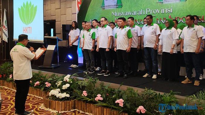 Ketua Umum Himpunan Kerukunan Tani Indonesia (HKTI) Jenderal (Purn) Dr Moeldoko saat melantik kepengurusan HKTI Kalimantan Barat periode 2023-2028 yang dipimpin oleh Edy Suryanto di Hotel Mercure Pontianak, Jumat 18 Agustus 2023.