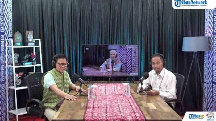 Ketua Umum PKB, Muhaimin Iskandar (kiri) berbincang bersama Pemred Tribun Pontianak, Safruddin dalam podcast di kantor Tribun Pontianak, Jalan Sungai Raya Dalam No 24 A, Kubu Raya, Kalimantan Barat, Sabtu 27 Mei 2023.