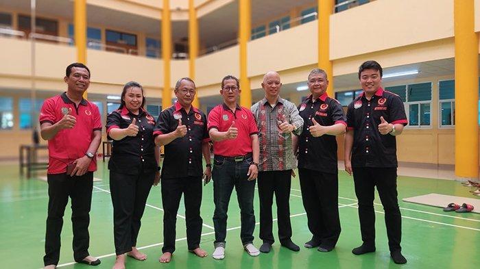 Ketua Umum Pengprov FOBI Kalbar Sugioto (kanan kedua) foto bersama Ketua FOBI kota Singkawang Jimmy (kanan pertama) dan Wakil Ketua DPRD Kota Singkawang Sumberanto Tjitra, Ketua KONI kota Singkawang Bambang Setiadi serta pengurus FOBI. 