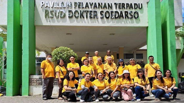 FOTO BERSAMA - Ketua Yap Cie Hun foto bersama Tim Baksos Xing Fu di depan Pavilium Pelayanan Terpadu RSUD dr Soedarso Pontianak, Jalan Sungai Raya usai menyalurkan bantuan kepada Yanti,  penderita kanker payudara, Minggu 17 November 2024.