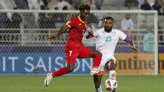 Winger serang Kyrgyzstan, Joel Kojo (merah) berduel melawan bek Oman dalam Pertandingan terakhir AFC Asian Cup Qatar Grup F, Kamis 28 Januari 2024