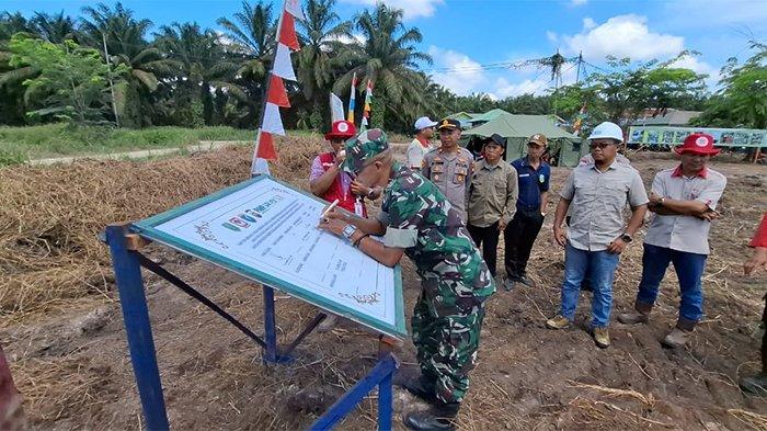 KARHUTLA - Kolaborasi 4 PT di Sambas yaitu PT. Perkebunan Anak Negeri Pasaman 1 (PANP), PT. Sentosa Asih Makmur (SAM), PT. Putra Lirik Domas 1 (PLD) & PT. Sumatera Unggul Makmur (SUM) bersama stakeholder berkomitmen dalam pencegahan dan penanggulangan kebakaran hutan dan lahan (Karhutla) pelatihan kebakaran bagi Regu Pemadan Kebakaran Perusahaan dengan melakukan pelatihan dan Apel Siaga Api yang melibatkan pemangku kepentingan  termasuk Masyarakat Peduli Api.  