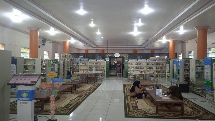 Koleksi buku-buku yang dimiliki Dinas Perpustakaan dan Kearsipan Kota Pontianak.