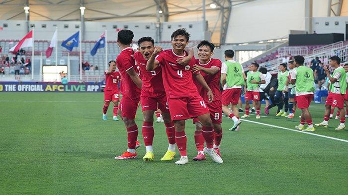 Komang Teguh (4) bersama sejumlah pemain Timnas Indonesia U23 melakukan selebrasi usai membobol gawang Australia U23 melalui sundulan pada menit 45' pada lanjutan pertandingan fase Grup A Piala Asia U23, di Stadion Abdullah bin Khalifa, Doha, Qatar, Kamis 18 April 2024 malam WIB. Pada laga penyisihan terakhir, Minggu 21 April 2024 malam WIB, Indonesia U23 cukup menahan imbang Yordania U23 untuk lolos ke perempat final mendampingi Qatar U23.