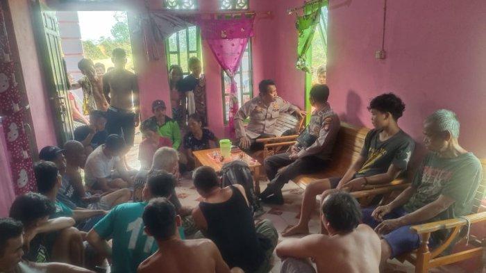 Kondisi di rumah pasirah saat mediasi berita hoax di Kecamatan Kuala Behe, Kabupaten Landak, Minggu 30 juli 2023.