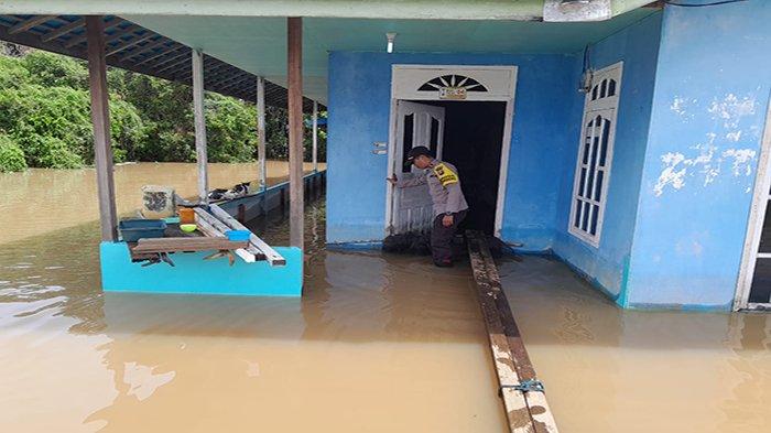 Kondisi sejumlah rumah warga di Kecamatan Jongkong, sudah mulai terendam banjir, Jumat 15 Maret 2024.