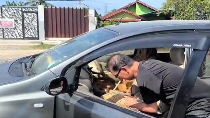 Korban, Cin Jung Fat saat mengecek mobilnya pasca dibobol maling di Jalan Ratu Sepudak, Kota Singkawang, Kalimantan Barat, Selasa 25 Juli 2023.