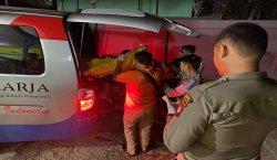 Polisi evakuasi korban ternggelam yang ditemukan mengapung di Sungai Kapuas RT Longkam, desa Sungai Ringin, kecamatan Sekadau Hilir, Minggu 20 Agustus 2023