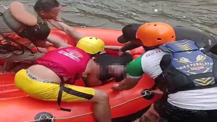 Korban meninggal dunia Ariyadi Jakaria tenggelam di Riam Parangek, Dusun Segonde, Desa Pisak, Kecamatan Tujuh Belas dievakuasi oleh warga setempat dan unsur lainnya, Sabtu 30 September 2023