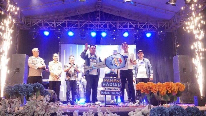 Penyerahan Hadiah oleh Bapak Yusuf Setiawan kepada Nasabah BRI.