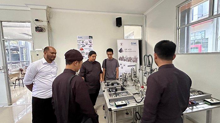Kunjungan PT Arah Teknologi Indonesia Ke Workshop Teknik Otomasi Industri (TOI).