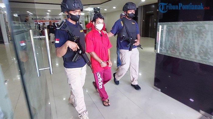 Kurir sabu yang ditangkap Direktorat Reserse Narkoba Polda Kalbar saat digelandang ke mobil tahanan, Senin 25 Maret 2024. Kurir berinsial ON ini sebelumnya berencana mengirimkan 15 kg sabu ke Pontianak.