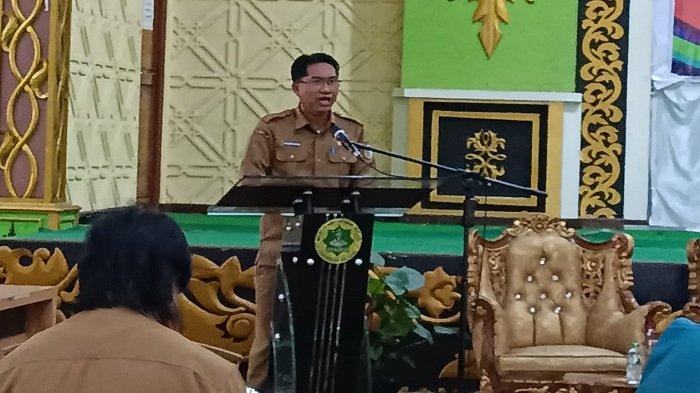 Kepala Badan Perencanaan Pembangunan Daerah Kabupaten Sintang, Kurniawan menghadiri pelaksanaan Musyawarah Perencanaan Pembangunan (Musrenbang) Tingkat Kecamatan Sintang di Rumah Adat Melayu Tepak Sireh Jalan YC Oevang Oeray Sintang pada Selasa 20 Februari 2024.