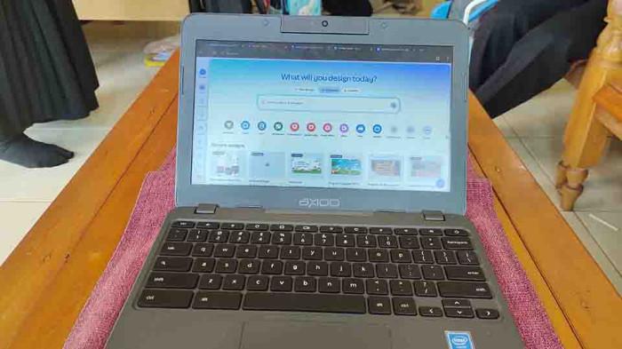 LAPTOP CHROMEBOOK -Satu unit laptop Chromebook merek Axioo bantuan dari program BOP TIK tahun 2020 yang masih digunakan di TK Mawar Katulistiwa, Pontianak, Kamis 17 Juli 2025. Perangkat ini berbasis internet dan hanya dapat diakses oleh guru yang memiliki akun belajar.id. Bantuan laptop Chromebook sangat mendukung kegiatan belajar mengajar.