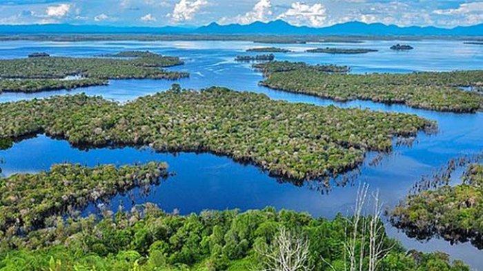 DANAU SENTARUM - Pemadangan Danau Sentarum dilihat dari ketinggian Bukit Tekenang.