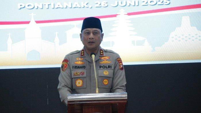 KATA SAMBUTAN - Kapolda Kalbar Kapolda Kalbar, Irjen Pol Pipit Rismanto, SIK, MH, sampaikan kata sambutan pada kegiatan doa bersama, Kamis 26 Juni 2025. Acara ini merupakan bagian dari rangkaian peringatan Hari Bhayangkara ke-79 tahun 2025.