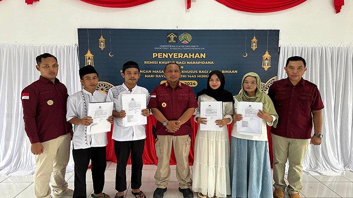 Kepala Lapas Singkawang Priyo Tri Laksono menyerahkan remisi kepada 309 Narapidana. Para WBP menerima pengurangan hukuman remisi momen perayaan Hari Raya Idulfitri 1445 Hijriah, Selasa 9 April 2024.