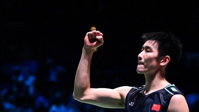 Li Shi Feng dari Tiongkok merayakan kemenangannya atas Yu Qi Shi dari Tiongkok dalam pertandingan Final Tunggal Putra Kejuaraan Bulu Tangkis Terbuka All England di Utilita Arena di Birmingham, Inggris tengah, pada 19 Maret 2023. Cek head to head Li Shi Feng vs Chico Aura Dwi Wardoyo