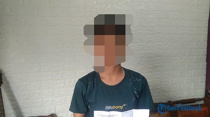 Siswa SMA Pontianak berpose bersama aplikasi penerjemah bahasa Dayak yang viral di medsos