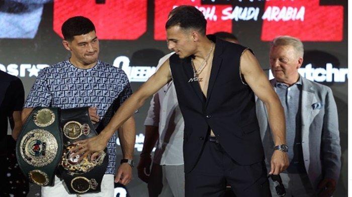 Malik Zinad (kanan) saat memegang dua gelar Tinju Dunia milik Dmitry Bivol (kiri)