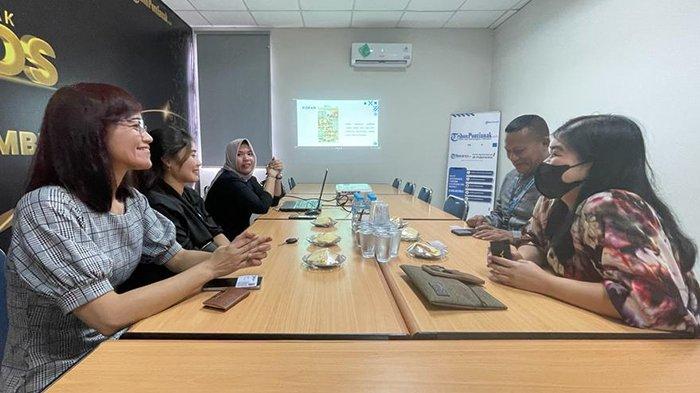 Manajemen Hotel Dayang Resort Singkawang bertandang ke Kantor Tribun Pontianak, Jalan Sungai Raya Dalam 24a, Senin 6 November 2023.