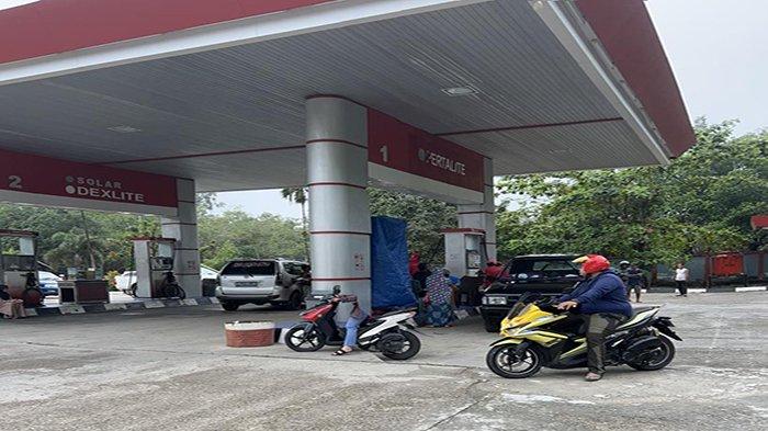 Antrean Panjang Pengisian BBM di SPBU Simpang Adung Kapaus Hulu, Ini ...